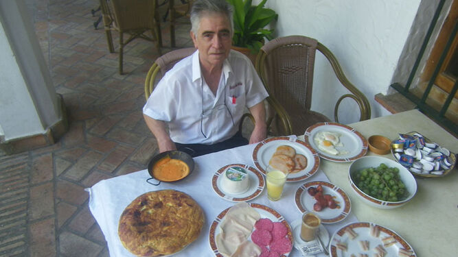 Juan Román con el desayuno "completo" de Las Grullas