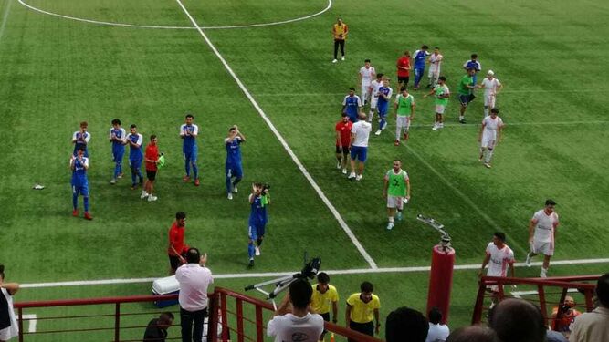 Los futbolistas del Guadalcacín aplauden a los aficionados en La Palma.
