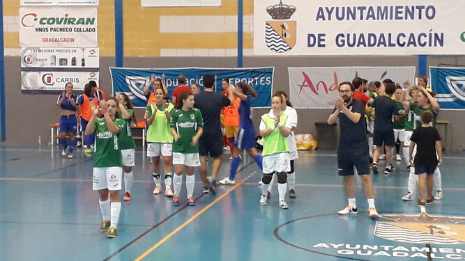 Las jugadoras del Guadalcacín FSF aplauden a los aficionados tras el partido.