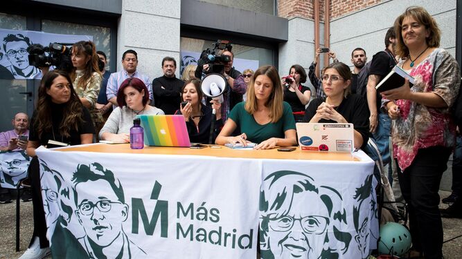 Miembros de la asamblea de Más Madrid antes de votar este domingo.
