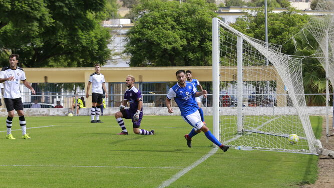 Jacobo celebra el primero de los dos goles que anotó ante el Gerena.