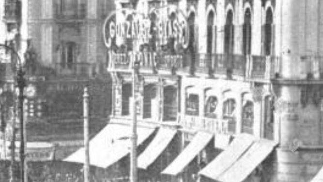 El anuncio de González Byass en la Puerta del Sol (vista ampliada y detalle de la fachada).