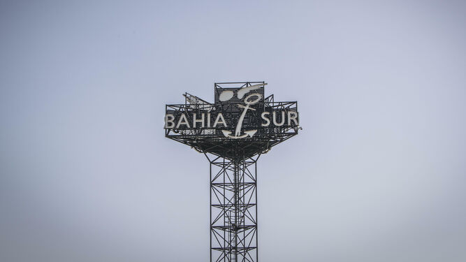 El icónico anuncio que da la bienvenida al centro comercial Bahía Sur, en San Fernando.