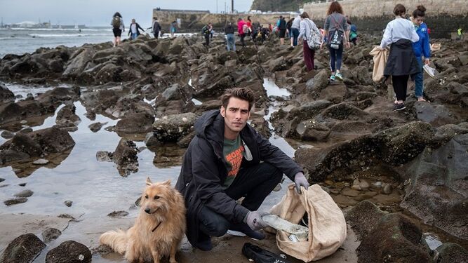 El modelo Jon Kortajarena recoge plásticos en la playa de de Ereaga de la localidad vizcaína de Getxo