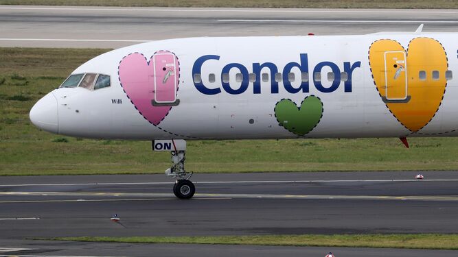 Un avión de Condor, la filial alemana de Thomas Cook, en el aeropuerto de Dusseldorf.