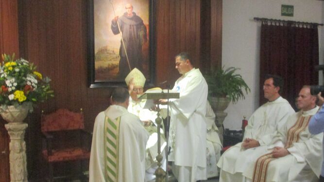 La ceremonia contó con la presencia de otros sacerdotes de la diócesis y fieles