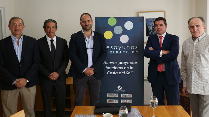 Antonio Méndez (director de Málaga Hoy), Luis Herault, José García, Juan Alonso y Miguel Sánchez momentos antes del inicio de este debate.