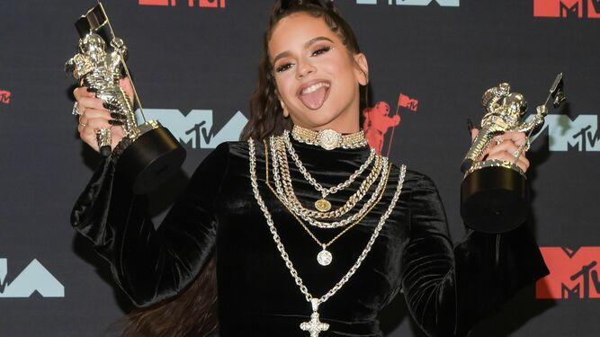 Rosalía con los dos galardones que ganó en los MTV Video Music Awards