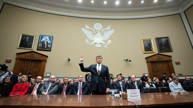 El director en funcionaes de la Inteligencia Nacional de EEUU, Joseph Maguire, presta juramento antes de testificar en el comité de Inteligencia.