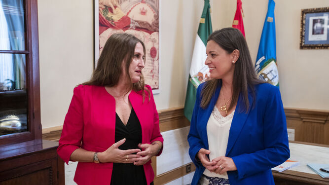 Regla Moreno (Cs) y Patricia Cavada (PSOE) en Alcaldía tras  anunciar el pacto.