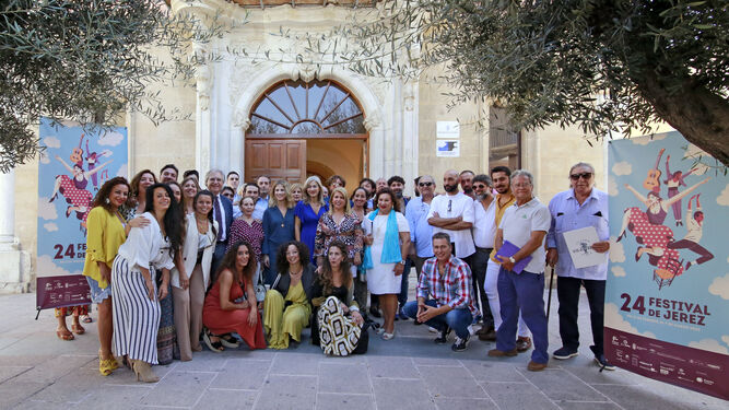 Foto de familia de los artistas con representantes de la política y del Festival.