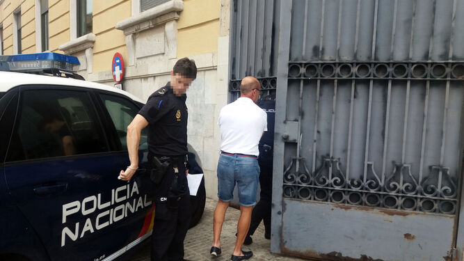 El acusado entrando en la Audiencia de Cádiz por la puerta trasera.