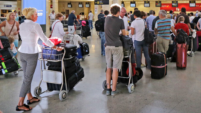 Pasajeros haciendo cola para facturar en el aeropuerto de Jerez.