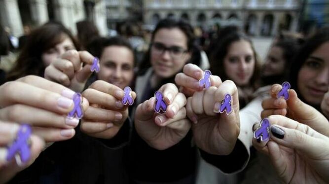 Varias jóvenes con el lazo violeta contra la violencia de género