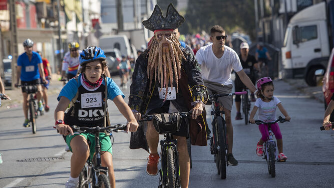 Un participante disfrazado de fantasmagórico pirata, en el Día de la Bici.