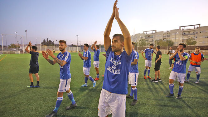 Los futbolistas azulinos aplauden a la afición tras vencer al Conil en La Granja.