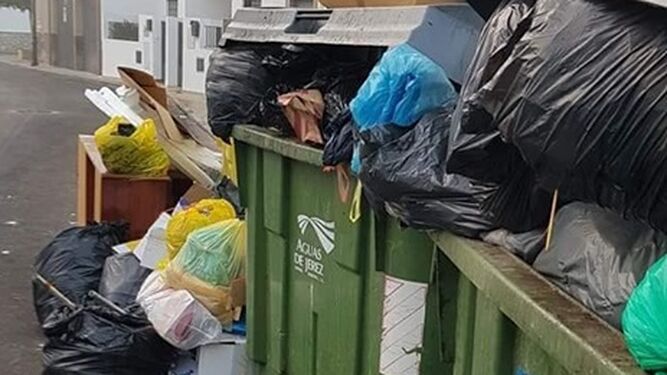 Basura rebosando en los contenedores en una de las imágenes difundida por el alcalde.