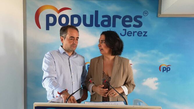 Los portavoces del PP provincial, Carmen Sánchez, y del PP de Jerez, Antonio Saldaña, ayer en rueda de prensa.