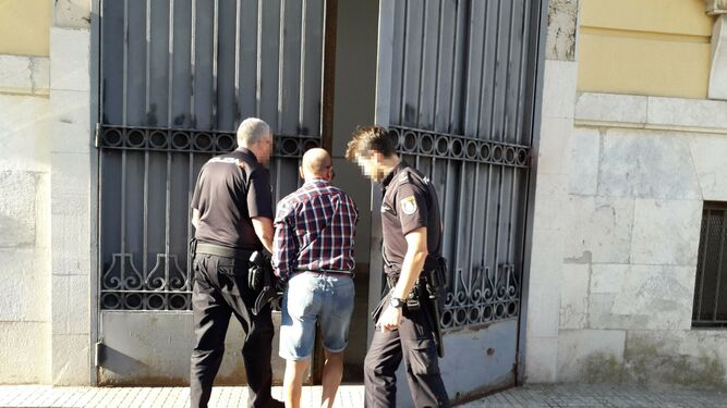 El acusado entra esposado a la Audiencia de Cádiz procedente de la prisión de Puerto III.