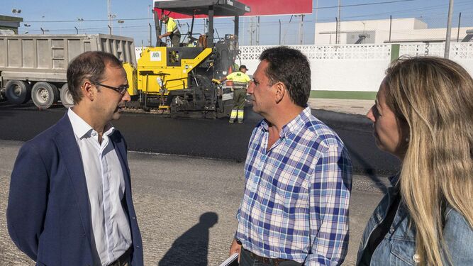 El alcalde, Víctor Mora, comprobando la ejecución de las obras de asfaltado de la Avenida de Bajo de Guía.