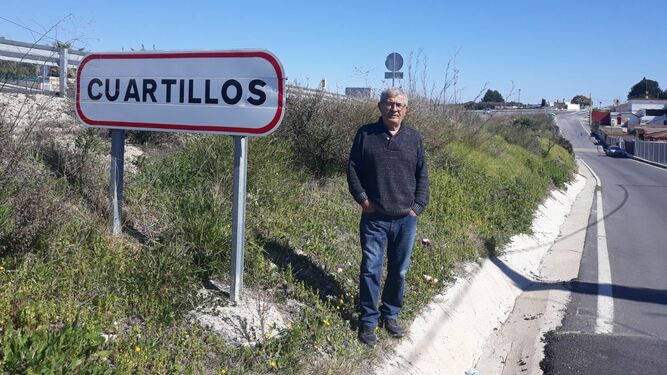 El representante vecinal José Barriga, junto al cartel de la barriada rural, en una imagen retrospectiva.