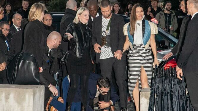 Justin Timberlake, a su llegada al Louvre con el 'asaltante' agarrado a su pierna.