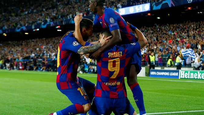 Messi, Suárez y Dembele se abrazan tras un tanto del uruguayo.