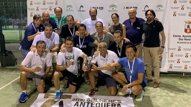 La selección provincial de veteranos, con el trofeo de campeón de Andalucía en Segunda Categoría.