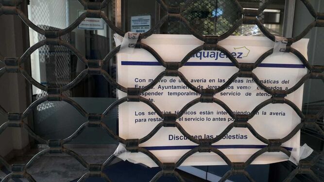 Cartel en la oficina de Aquajerez anunciando su cierre por el ciberataque al Ayuntamiento.