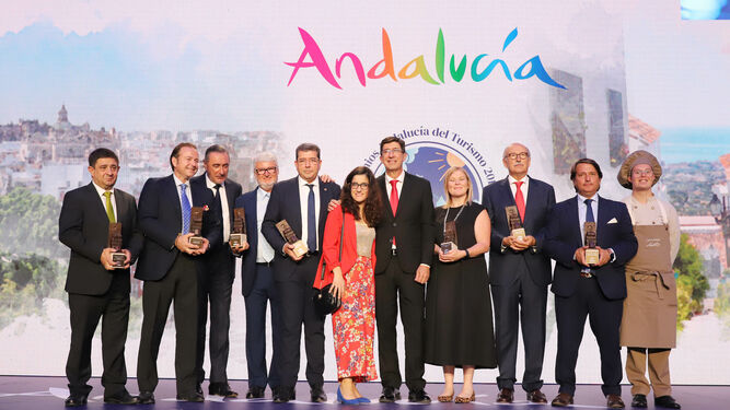 Los galardonados posan con diversas autoridades como el vicepresidente de la Junta, Juan Marín, y la alcaldesa de Jerez, Mamen Sánchez.