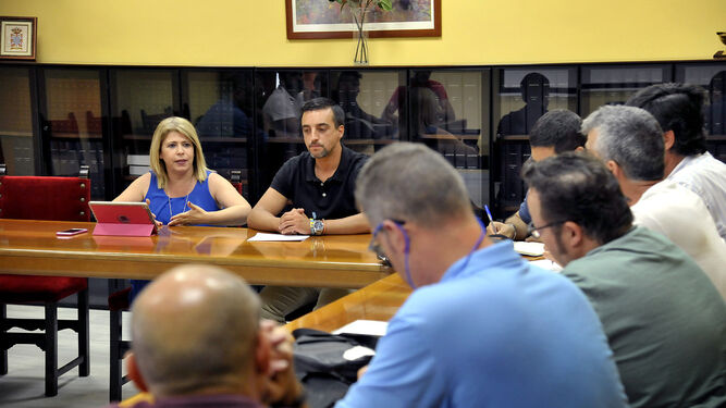 Reunión de la alcaldesa Mamen Sánchez y el delegado José Antonio Díaz con el comité de trabajadores, el pasado mes de junio.