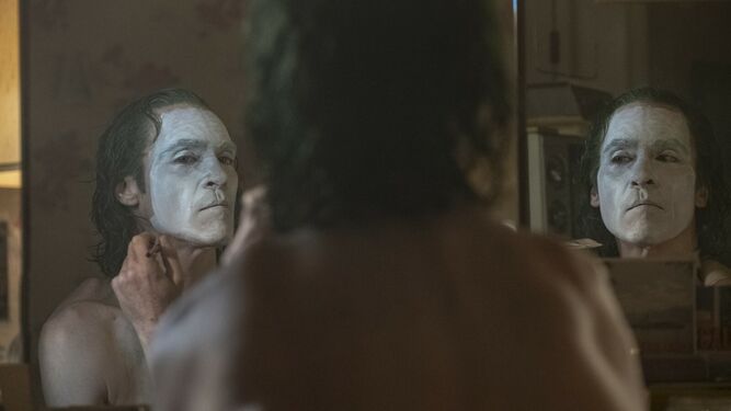 Joaquin Phoenix caracterizándose como Joker en una escena de la película.