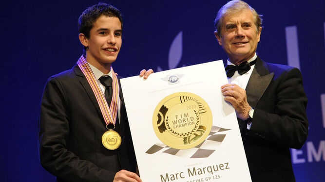 Agostini, entregando a Marc Márquez el título de campeón del mundo de 125 en la Gala de la FIM de 2010.