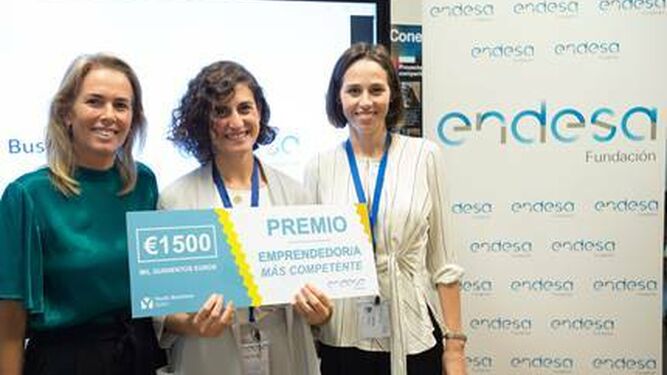 Las responsables de Fundación Endesa y de la Fundación Youth Business Spain entregan el premio a Catalina Cortina.