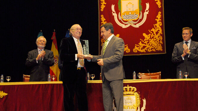 Pepe Oneto, en 2013, tras recibir en el Teatro de las Cortes el Premio a la Libertad de Prensa.