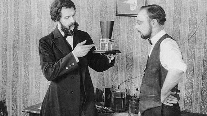 Alexander  Graham Bell realiza la primera conversación telefónica en 1876.