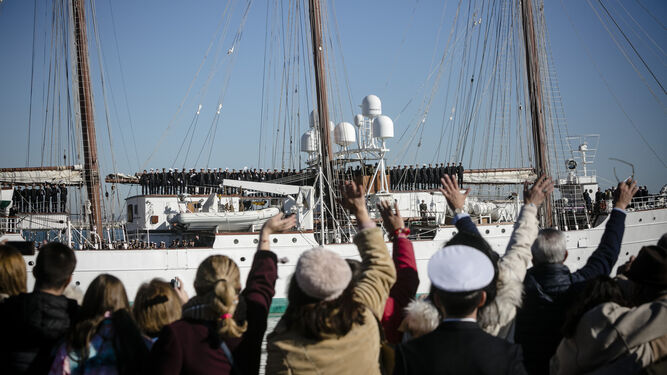 El buque escuela de la Armada saliendo de Cádiz el pasado enero.