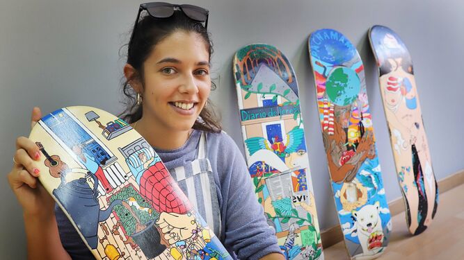 María Plata posa con una de las tablas de skate en ‘ArteaDiario’.