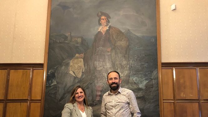 Irene García y Denis Itxaso, ante el retrato de Juan Sebastián Elcano pintado por Zuloaga que preside la Sala Elcano de la Diputación de Guipúzcoa