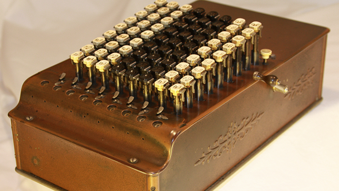 En la imagen, un antiguo comptometer, la primera calculadora mecánica.
