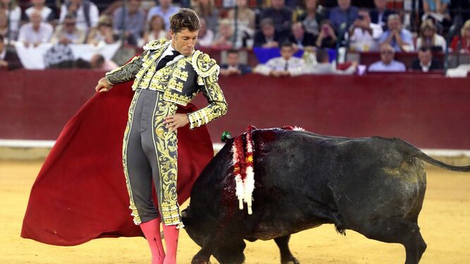 Manuel Escribano, en un pase por la espalda a su segundo toro en Zaragoza.