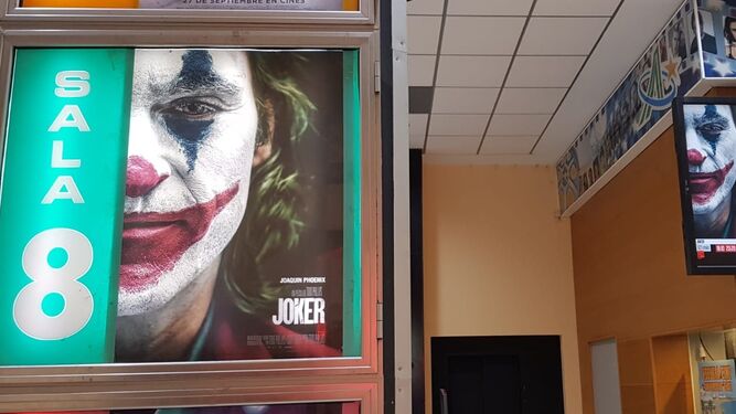 Cartel de la película ‘Joker’ expuesto en la sala de cines Al-Andalus, en Cádiz.