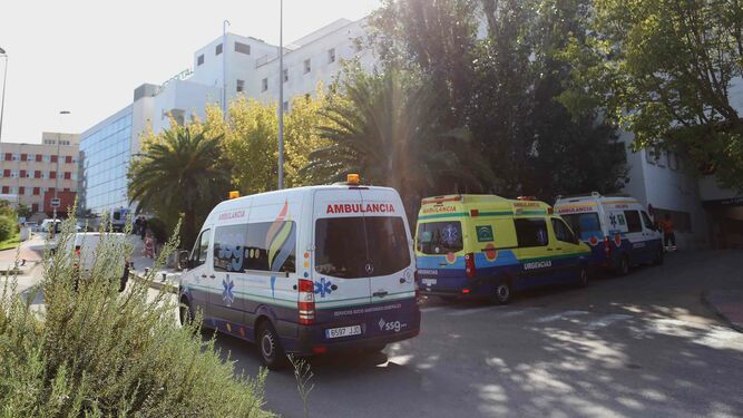 Ambulancias en el hospital de Jerez.