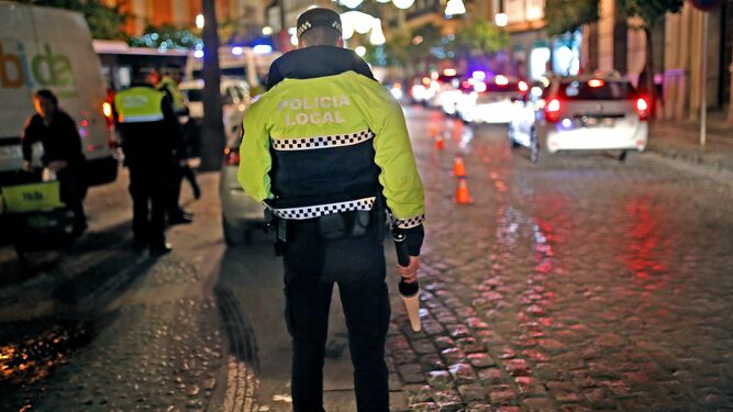 Un policía  local  en un control de alcoholemia en el centro de Jerez.