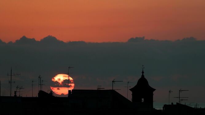 La localidad valenciana de Burjassot amanece este viernes entre nubes.