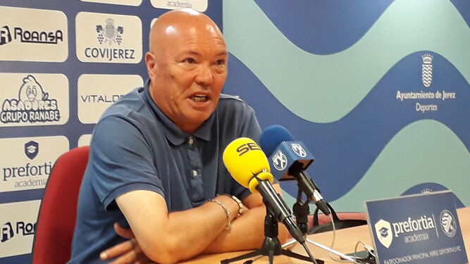 García Tébar, técnico del Xerez DFC, espera que su equipo mantenga el nivel del derbi.