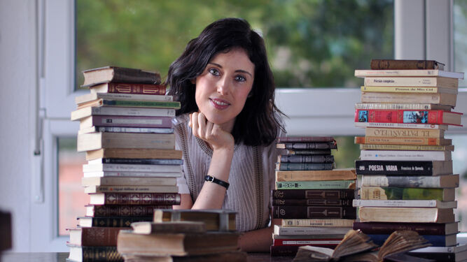 Irene Vallejo (Zaragoza, 1979) es doctora en Filología Clásica por las universidades de Zaragoza y Florencia.