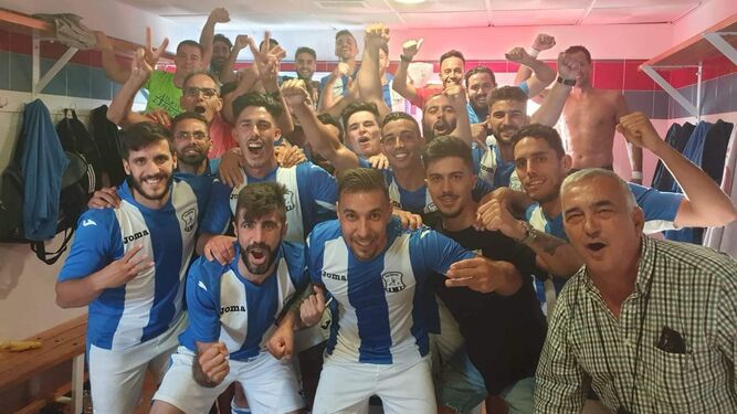 Los jugadores del Jerez Industrial celebran el triunfo en Vejer.