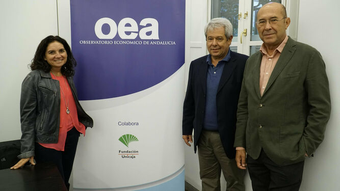 Carmen Fernández-Cuevas, colaboradora de Aurioles, Joaquín Aurioles y Francisco Ferraro, presidente del OEA