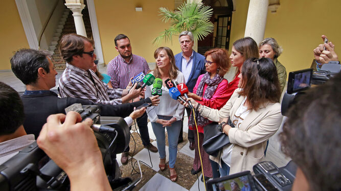 Laura Álvarez, atendiendo a los medios de comunicación en el Ayuntamiento.